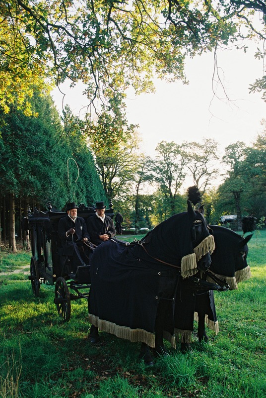 Begrafeniskoets met paarden